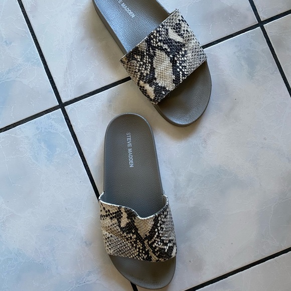 💫 2/50$ - Steve Madden Grey Snake Slides - Picture 4 of 7